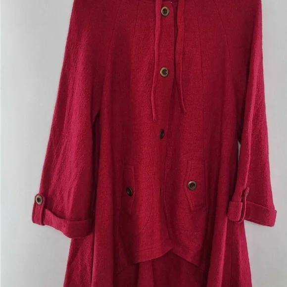 Monroe & Main Vibrant Red Hooded Cape - Picture 3 of 3